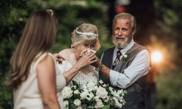 Ντύθηκε ξανά νύφη για να γιορτάσει τα 60 χρόνια γάμου με τον σύζυγό της - Οι φώτο έγιναν viral (pic)