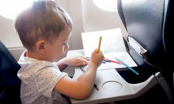 Στο αεροπλάνο με το νήπιο: Tips για ένα ήρεμο και ασφαλές ταξίδι
