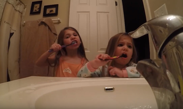 Παιδιά βουρτσίζουν τα δόντια τους και κρυφή κάμερα καταγράφει όλα όσα κάνουν - Δείτε το βίντεο (vid)