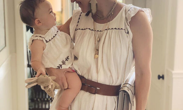 Μαμά και κόρη ντύνονται ασορτί και ποζάρουν στο φωτογραφικό φακό (pics)