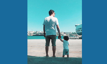 Διάσημος Έλληνας ηθοποιός ανέβασε για πρώτη φορά φωτογραφία με τον γιο του στο Instagram (pics)