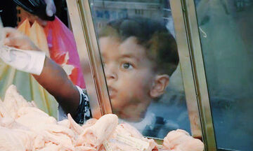 Τρίχρονο αγοράκι πηγαίνει μόνο του για ψώνια - Δείτε τις αντιδράσεις του κόσμου (vid) 
