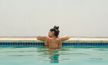 Πώς μπορείτε να προστατέψετε την υγεία του κόλπου σας αν κολυμπάτε σε πισίνα (vid) 