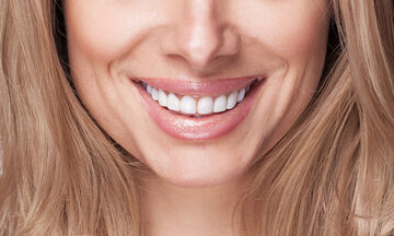 Tips για λευκά και αστραφτερά δόντια (vid)