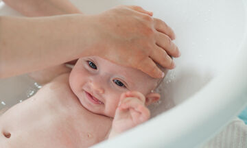 Πώς κάνουμε μπάνιο το νεογέννητο - Ένα βίντεο με απαντήσεις σε κάθε πιθανή σας ερώτηση (vid)