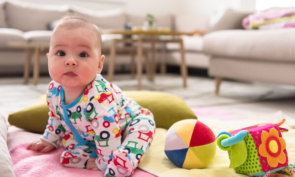 4 tips για να βοηθήσετε το μωρό σας να μάθει να κάθεται μόνο του & τι πρέπει να προσέξετε