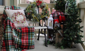 Χριστουγεννιάτικη διακόσμηση: Ιδέες για να κάνετε γιορτινό το μπαλκόνι σας (pics)