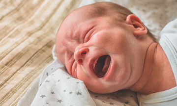 Πέντε tips για να ανακουφίσετε το μωρό σας από τα πονάκια των κολικών (vid)