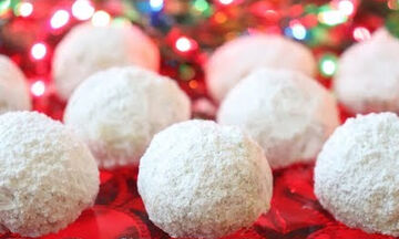 Χριστουγεννιάτικη συνταγή για πανεύκολα λευκά τρουφάκια με καρύδια (vid) 