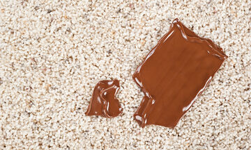 Λεκές από σοκολάτα στο χαλί; Δείτε πώς θα τον αφαιρέσετε εύκολα &γρήγορα (vid)