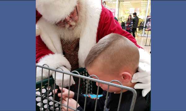 Συγκινητικό! Άγιος Βασίλης ηρεμεί 8χρονο αγοράκι που περίμενε έξι χρόνια για να τον δει (pics)