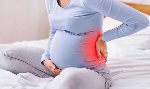 Αυτή είναι η ιδανική άσκηση για να αντιμετωπίσετε τον πόνο στην πλάτη στην εγκυμοσύνη (vid)