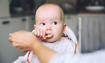 Πέντε superfoods για μωρά και πώς να τα σερβίρετε (vid)