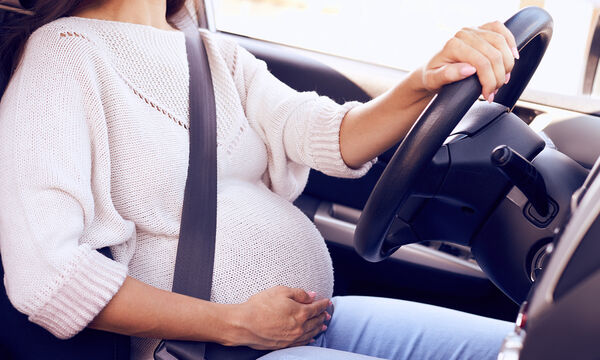 Ασφαλής οδήγηση στην εγκυμοσύνη - Τι πρέπει να προσέξετε; (vid)