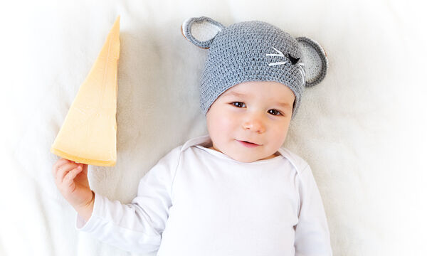 Πότε το μωρό μπορεί να φάει τυρί; (vid) 