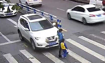 Πιτσιρικάς τα βάζει με οδηγό που πάτησε με το αυτοκίνητο τη μητέρα του- Δείτε το viral βίντεο (vid) 