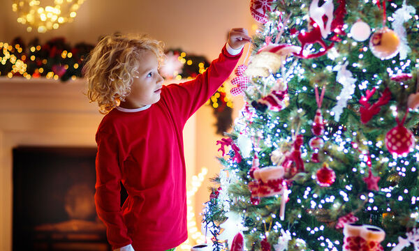 Πώς να κάνουμε το στόλισμα του χριστουγεννιάτικου δέντρου αξέχαστο για τα παιδιά;