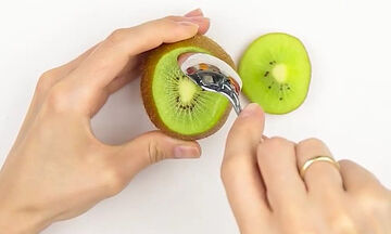 Πώς θα καθαρίσετε τα φρούτα σωστά; Δείτε το βίντεο που θα σας αλλάξει τη ζωή (vid) 