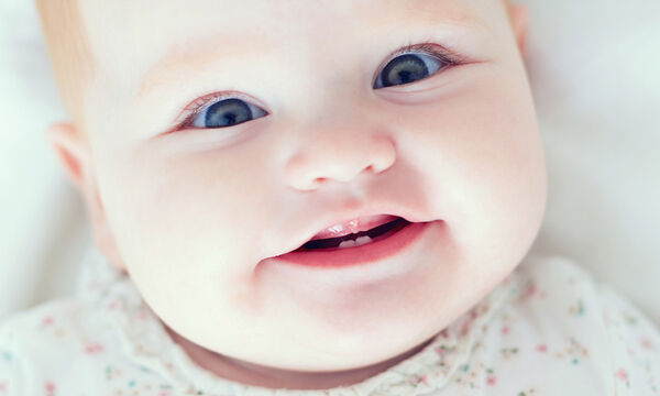 Τα πρώτα δόντια του μωρού - Τα επτά πράγματα που πρέπει να γνωρίζετε (vid)
