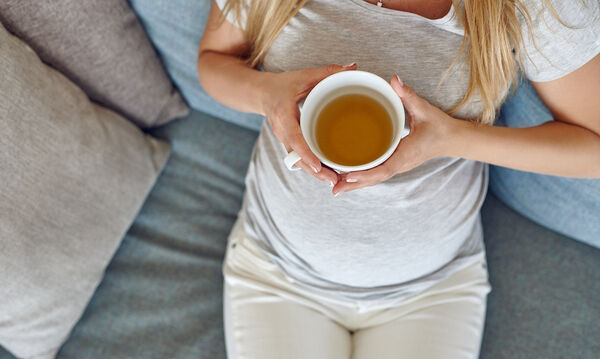 Τσάι στην εγκυμοσύνη: Ποια είδη επιτρέπονται και πόσο πρέπει να καταναλώνουμε;