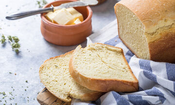 Δείτε πώς θα φτιάξετε νόστιμο ψωμί με βρώμη και μέλι (vid)