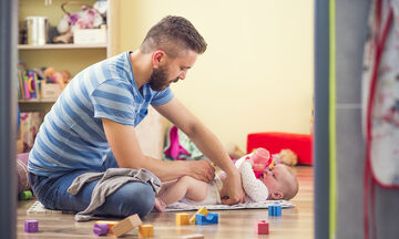 Συμβουλές για μπαμπάδες: Πώς να αλλάξετε την πάνα στην νεογέννητη κορούλα σας