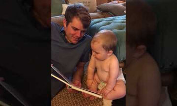 Δείτε ποια είναι η πρώτη λέξη που λέει το μωρό όταν ο μπαμπάς του διαβάζει ένα βιβλίο (vid) 