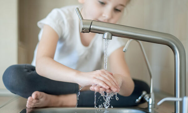 Ο σωστός τρόπος για να πλύνουν καλά τα χέρια τους τα παιδιά (pic & vid)