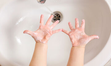 Viral φωτογραφία δείχνει πόσα μικρόβια βρίσκονται στα χέρια των παιδιών