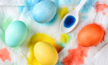 Δείτε πώς θα βάψετε αβγά τυλίγοντάς τα σε χαρτί κουζίνας (vid) 