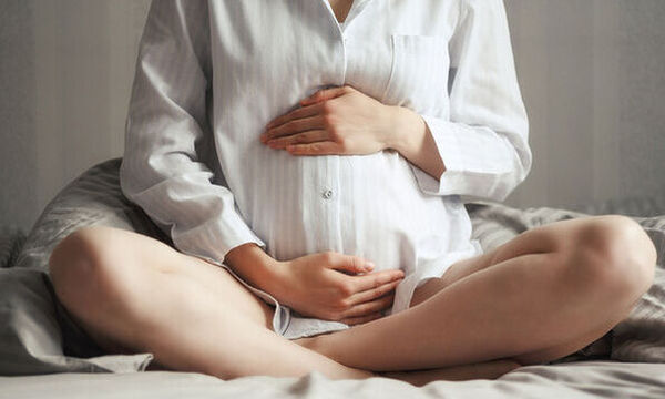 Κορονοϊός και εγκυμοσύνη: Μπορεί τελικά ο ιός να μεταδοθεί από τη μητέρα στο έμβρυο; 
