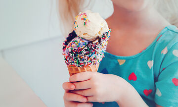 Γρήγορο παγωτό με δύο υλικά - Ακόμη και τα παιδιά μπορούν να το φτιάξουν (vid)