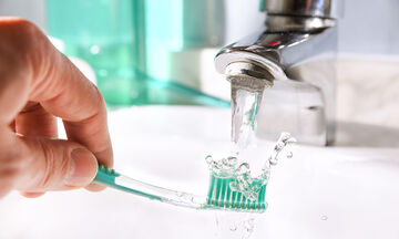Δείτε τι μπορείτε να καθαρίσετε με μια οδοντόβουρτσα (vid) 
