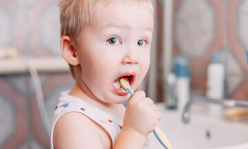 Έξι tips για να μάθετε στο νήπιο παιδί σας να πλένει τα δόντια του