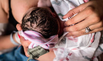 O πρώτος θηλασμός μετά τη γέννα μέσα από υπέροχες φωτογραφίες (pics) 