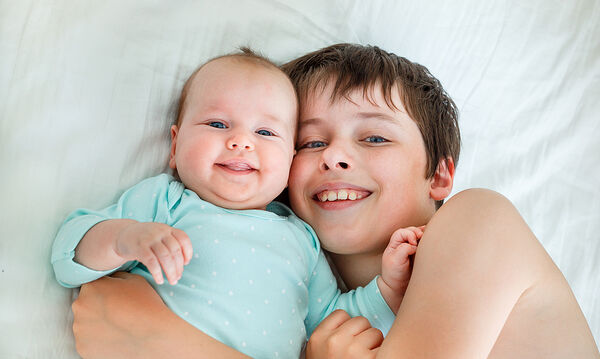Γιατί δεν πρέπει τα παιδιά να κάνουν babysitting στα αδέρφια τους; 
