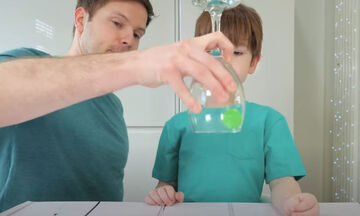 Το παιχνίδι-πείραμα με τη μπάλα και το ποτήρι που θα ξετρελάνει τα παιδιά
