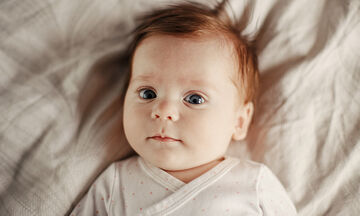 Πότε μπορούν τα μωρά να δουν καθαρά; Τα 5 στάδια ανάπτυξης της όρασής τους