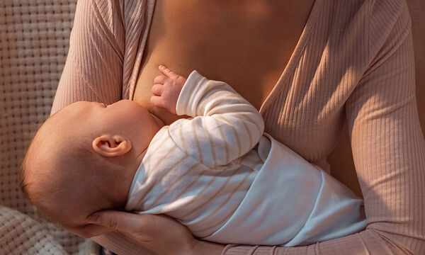 Ο θηλασμός βοηθά τη μητέρα να χάσει βάρος αδυνάτισμα καλαμποκιού