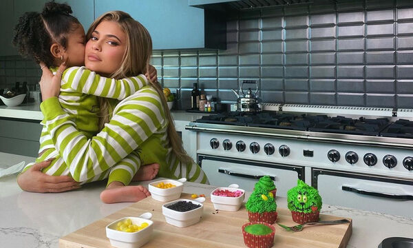 Φτιάξτε τα Grinch Cupcakes που έφτιαξε η Kylie Jenner με την Stormi (vid)