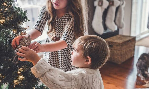 Γιορτές στο σπίτι: Πώς θα κάνουμε τα φετινά, διαφορετικά Χριστούγεννα πιο όμορφα για τα παιδιά