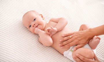 Βρεφικό μασάζ για να ανακουφίσετε το μωρό από τους κολικούς (vid)