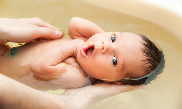 Επιχείρηση  μπανάκι: Πώς θα πλύνετε το μωρό σας με τον ομφάλιο λώρο (vid)