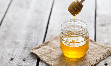 Tips για μαμάδες: Πέντε τρόποι να αξιοποιήσετε το μέλι στη ρουτίνα ομορφιάς