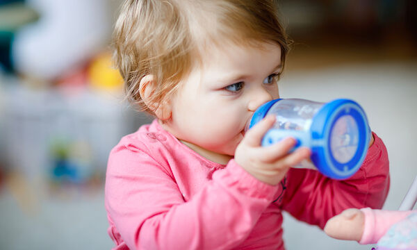 Πότε μπορεί το μωρό να πιει νερό;
