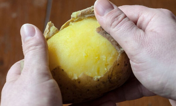 Tips για μαμάδες: Πώς θα ξεφλουδίσετε σε χρόνο dt τις πατάτες