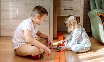 Έξυπνες ιδέες για παιχνίδια με τα παιδιά στο σπίτι (vid)