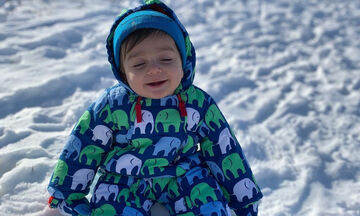 Χαριτωμένα μωράκια φωτογραφίζονται στο χιόνι (pics)