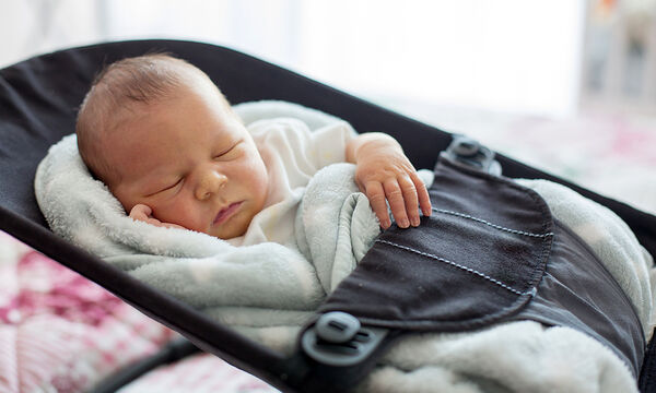 Είναι ασφαλές για το μωρό να κοιμάται στο ριλάξ; 