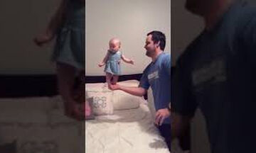 Μωράκι ισορροπεί στην παλάμη του μπαμπά του και γίνεται viral 